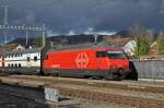 Re 460 061-5 durchfährt den Bahnhof Sissach.