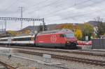 Re 460 090-4 durchfährt den Bahnhof Sissach.