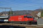 Re 460 031-8 durchfährt den Bahnhof Sissach.