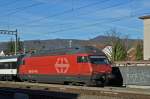 Re 460 114-2 durchfährt den Bahnhof Sissach.