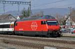 Re 460 071-4 durchfährt den Bahnhof Sissach.