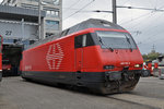 Re 460 104-3 steht vor der Lokwerkstatt hinter dem Bahnhof SBB Die Aufnahme stammt vom 07.04.2016.