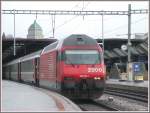 Re 460 015-1 hat soeben angekuppelt im Hauptbahnhof Zrich.