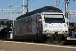 Re 460 099 Mobiliar wartet vor einem roten Signal, um nacher den Weg ins Feld fortzusetzen, im Zürcher HB am 9.6.2016.