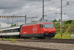 Re 460 003-7 durchfährt den Bahnhof Pratteln.