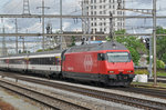 Re 460 046-6 durchfährt den Bahnhof Pratteln.