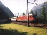 Re 460 der SBB mit Belgischen Euro City bei Kandergrund in Richtung Bern.