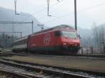 Die Re 460 008-6 durchfhrt mit ihrem IC Romanshorn-Brig den Bahnhof von Blausee-Mitholz.17.3.2007