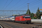 Re 460 102-7 durchfährt den Bahnhof Rothrist.