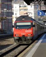 Einfahrende 460 064-9 im den Bahnhof von Vevey am 31.12.2006