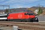 Re 460 055-7, durchfährt den Bahnhof Sissach.