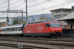 Re 460 011-0 verlässt den Bahnhof Sissach.