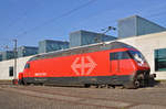 Re 460 082-1 steht beim Lok Depot hinter dem Bahnhof SBB.