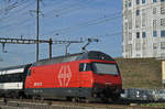 Re 460 094-6 durchfährt den Bahnhof Pratteln.