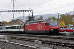 Re 460 102-7 durchfährt den Bahnhof Sissach.