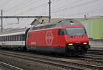 Re 460 082-1, durchfährt den Bahnhof Rothrist.