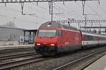 Re 460 021-9, durchfährt den Bahnhof Rothrist.