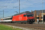 Re 460 049-0 fährt zum Bahnhof Sissach.