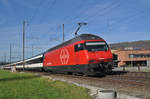 Re 460 052-4 hat soeben den Bahnhof Sissach durchfahren.