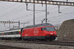 Re 460 108-4 durchfährt den Bahnhof Pratteln.