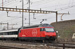 Re 460 067-2 durchfährt den Bahnhof Pratteln.