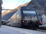 Die Re 460 105 mit der VSLF Werbung am Zusatzmodul des IC 824 von Romanshorn nach Brig, am 16.3.17 in Visp.