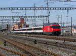 SBB - 460 002-9 mit Schnellzug bei der durchfahrt im Bahnhof Muttenz am 10.03.2017