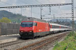 Re 460 042-5 durchfährt den Bahnhof Gelterkinden.