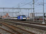 SBB - 460 079-7 bei der durchfahrt im Bahnhof von Muttenz am 26.03.2017