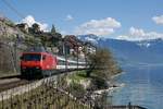 Re 460 039-1 fährt am 09.04.2017 dem Lac Léman entlang von Vevey Richtung Lausanne, aufgenommen bei St-Saphorin.