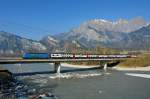 Ein RegioExpress mit der schnen  vetroswiss  Werbelok fr Glasrecycling, der Re 460 071-4, berquert den Rhein bei Bad Ragaz (Kanton St.