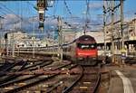 SBB Re 460 058-1  La Côte  bei der Abfahrt mit IR 90 nach Brig im Bahnhof Genève-Cornavin.