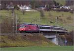 Re 460 016 ist die zweite modernisierte Re 460 der SBB, noch ohne die sparsameren neuen Stromrichter. Bckten, Januar 2018.