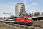 Re 460 010-2 fährt Richtung Bahnhof SBB. Die Aufnahme stammt vom 25.01.2018.