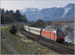 Von der gleichen Fotostelle ein Blick in die Gegenrichtung und ins Gegenlicht, zeigt die SBB Re 460 009-4 mit einem IR nach Genève Aéroport im santne Winterlicht.