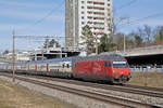 Re 460 085-4 fährt Richtung Bahnhof Muttenz.