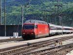 SBB - 460 046-6 mit RE bei der ausfahrt aus dem Bahnhof Brig am 18.05.2018