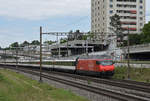 Re 460 104-3 fährt Richtung Bahnhof Muttenz.