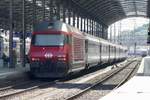 Die revidierte Re 460 108  Engadin  mit ihrem IR nach Bern und einem IC1 der im Hintergrund hervorkommt, am 30.6.18 im Bhf Olten.