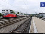 SBB - Lok 460 095-3 mit abgestelltem RE im Bahnhof Lyss am 21.07.2018