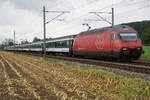 SBB Personenwagen vom Typ Bpm.
Leermaterialzug bestehend aus der Re 460 003-7 mit 11 Personenwagen vom Typ Bpm auf der Fahrt bei Bollodingen am 1. September 2018.
Foto: Walter Ruetsch