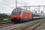 Re 460 117-5 durchfährt den Bahnhof Möhlin.