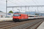 Re 460 054-0, durchfährt den Bahnhof Rothrist.