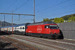 Re 460 110-0 durchfährt den Bahnhof Gelterkinden.