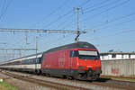 Re 460 086-2 durchfährt den Bahnhof Rheinfelden.