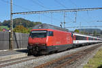 Re 460 056-5 durchfährt den Bahnhof Gelterkinden.