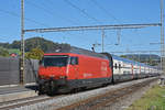 Re 460 102-7 durchfährt den Bahnhof Gelterkinden.