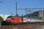 Re 460 102-7 durchfährt den Bahnhof Sissach.