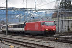 Re 460 111-8 verlässt den Bahnhof Spiez.