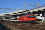 Re 460 082-1 fährt Richtung Bahnhof Muttenz.